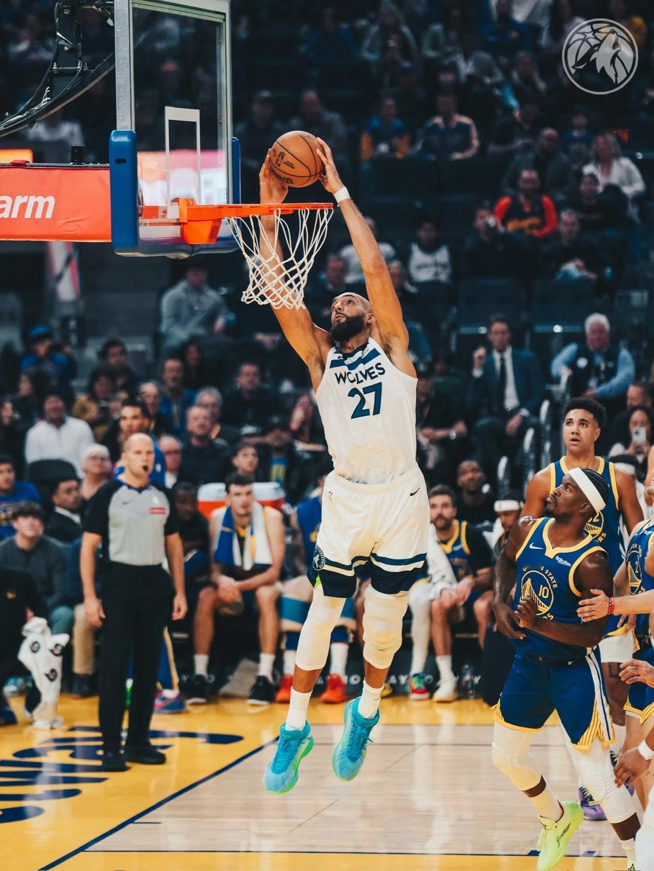 戈贝尔今天居然扣了8次篮！
看比赛的时候就觉得戈贝尔一直在扣篮，赛后看数据统计，