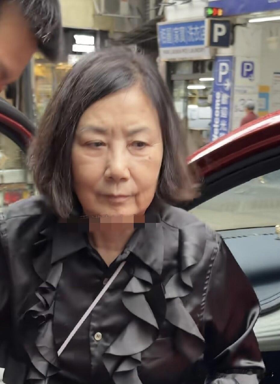 78岁的阿姐老了不少，看起来没有荧幕中化着靓妆那么美，但她依旧有气质，比刘晓庆耐