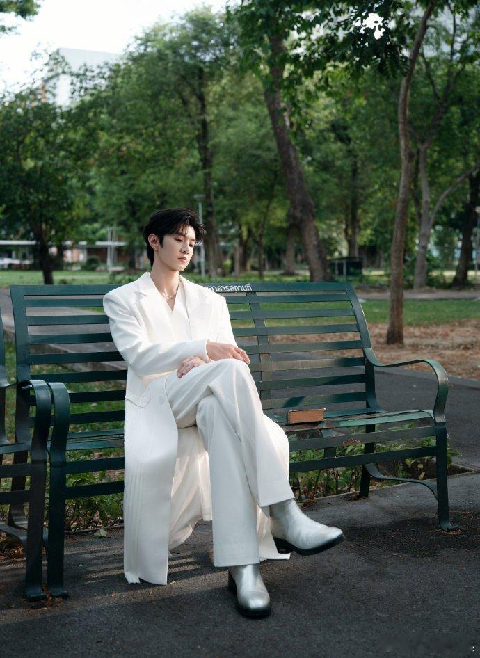 陈哲远素颜手势舞陈哲远干净素颜休闲冷帽，清爽男大吗！动作卡点超准，还自带奶萌感，