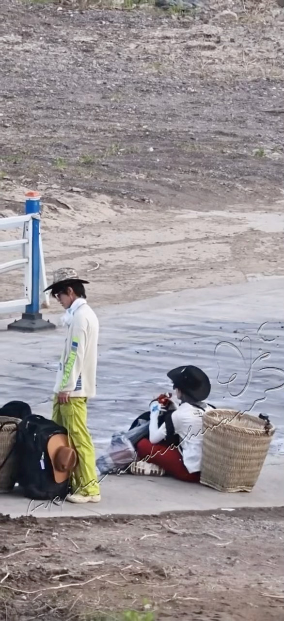 苏新皓累到瘫在地上苏新皓也被生活压垮了连轴转的工作耗尽精力，索性直接席地而坐歇一