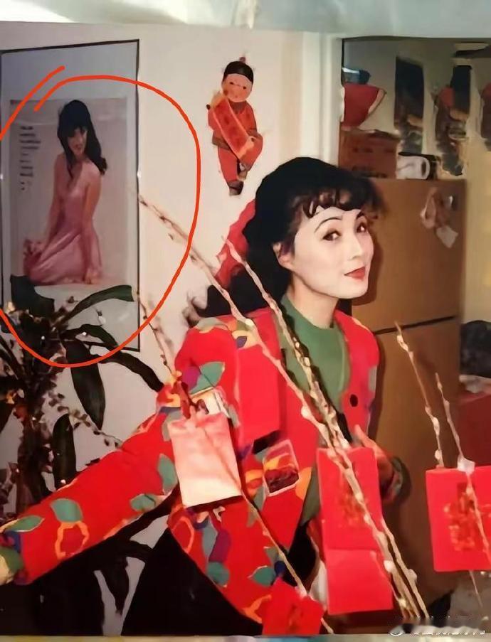 挂历背后，刘亦菲小姨的倩影静谧地绽放。她，就是那幅美人图的原型，风华绝代。 ​​