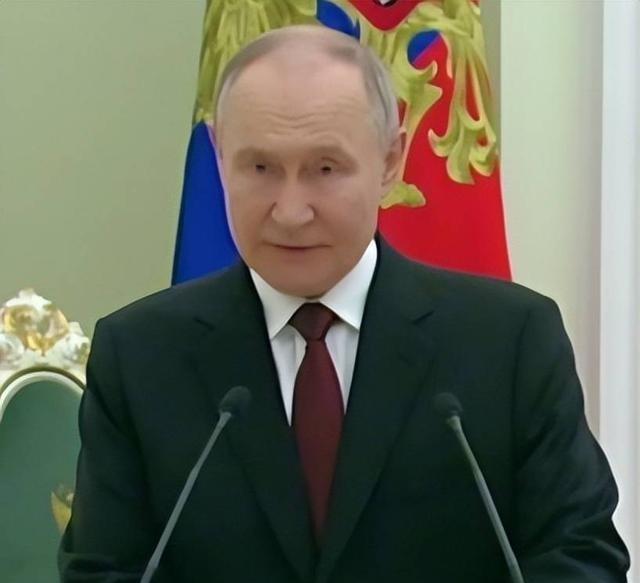 准备收网？一列火车抵达基辅，英方企图活捉普京，120国收逮捕令。英国国防大臣希利