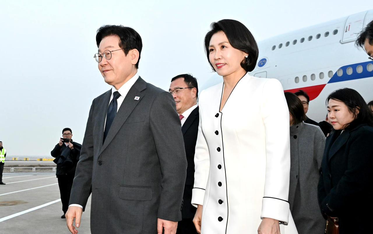 韩媒报道，中韩决定推进两国围棋和足球等文化领域交流，而影视等方面则仍需通过协商寻