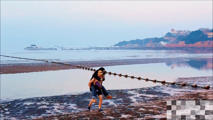 海水漫过胸口时，67岁老兵的脊梁挺得笔直
 
12月30日的青岛海边，晨雾还没散