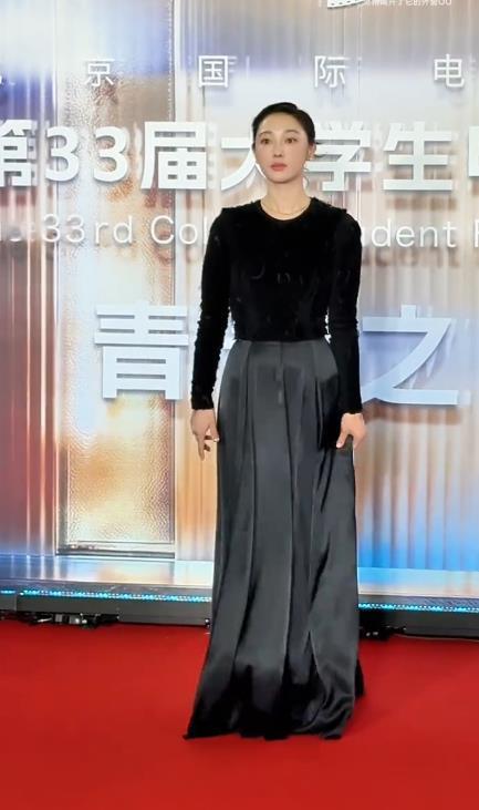 颁奖前一小时，70%戏份的女主角被通知：你没奖，可以走了。
几分钟后，她主演的