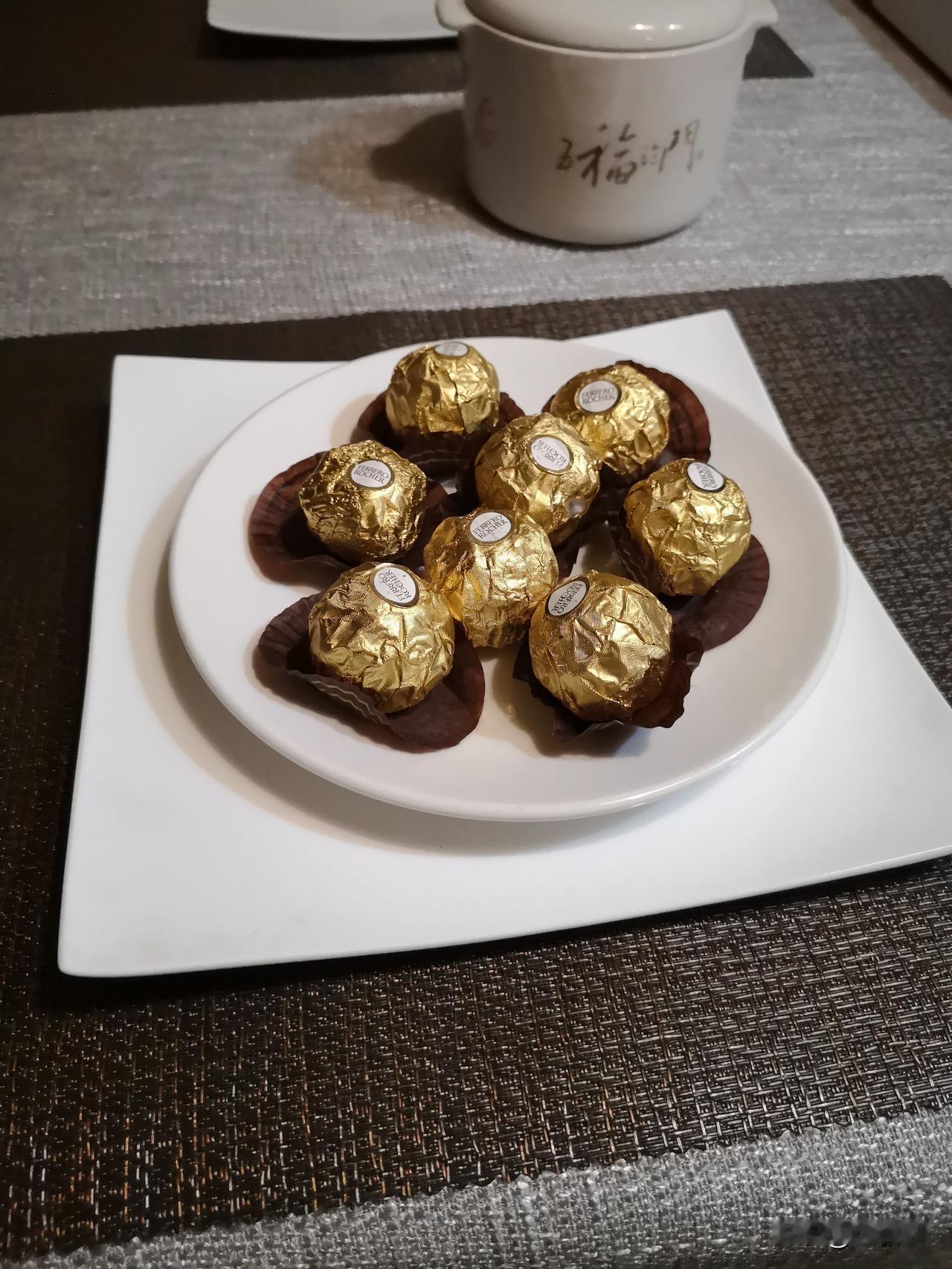 黄金~
想不到这段时间，
大家都在关注芯片半导体的时候，她好像股市基金里的一匹黑
