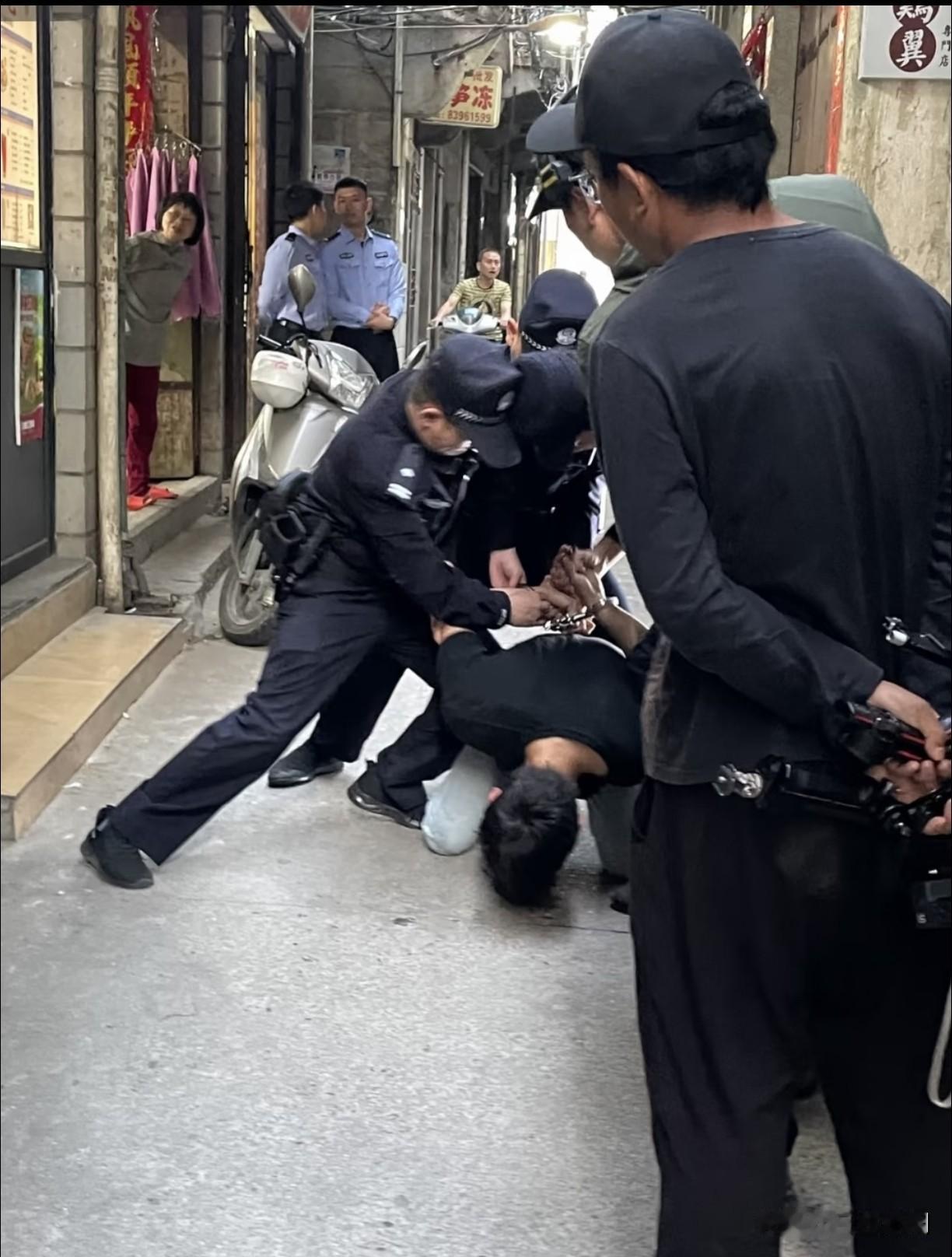 有人问，刑警抓了那么多犯罪分子，难道就不怕坏人报复吗？
 
总有人好奇，刑警常年