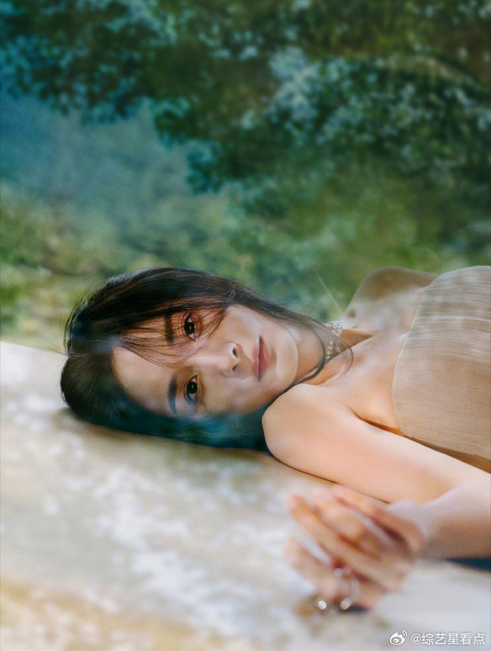 杨幂轻纱白裙 杨幂轻纱白裙真的是我心目中的仙女姐姐的呀，白色的裙子又温柔又浪漫的