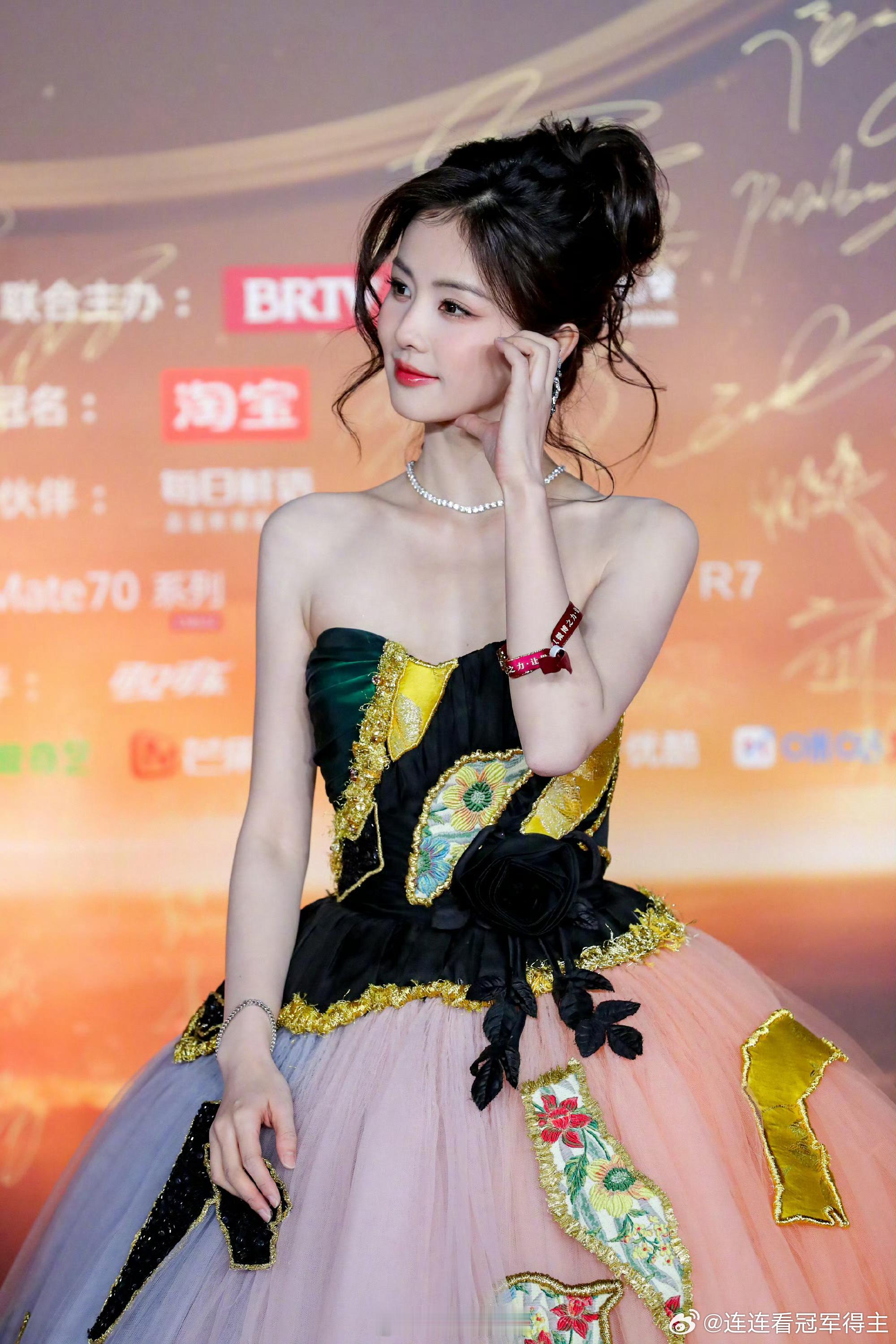 白鹿曾舜晞比心 白鹿真的美出天际了 