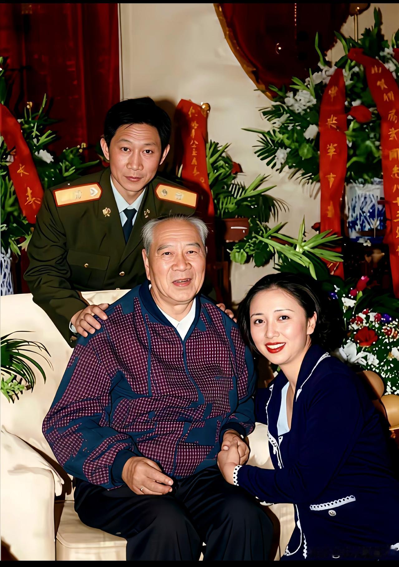这是开国上将杨成武将军与儿子杨东明及儿媳秦畹江在家中的一张珍贵合影，拍摄于上世纪