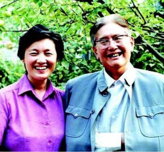 1973年，60岁的乔冠华刚丧妻不久，就执意要迎娶38岁的章含之，儿女们强烈反对