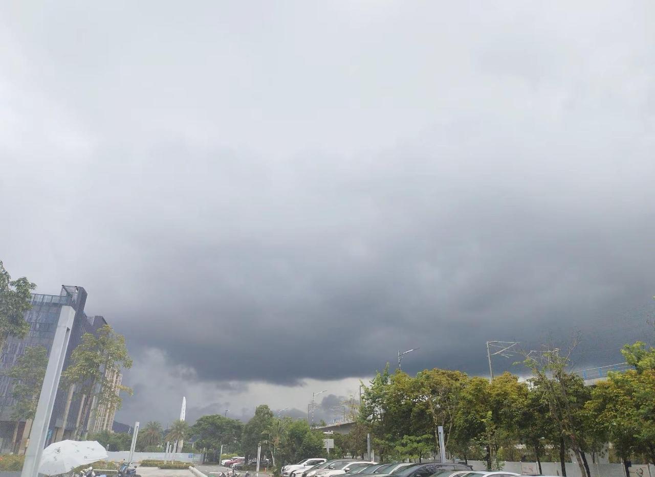 天空乌云密布黑沉沉的，大暴雨要来了，这周全是下雨天🌧️