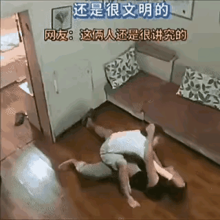 两口子打架还能中场休息？
这夫妻俩还挺文明的
吵到正凶还能暂停接电话的夫妻吗？