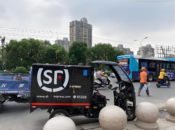 真没到嫌弃那个地步！

顺丰快递员应该是快递行业最稳定的工作了，这小哥是我们同一