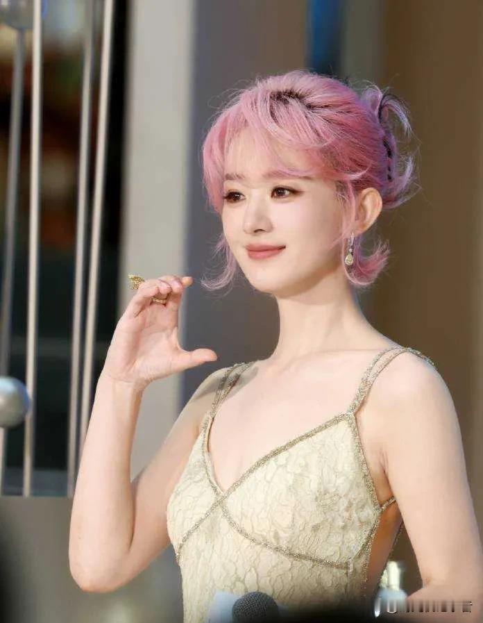 赵丽颖怎么一点也不老，这头发是蜜桃粉吗？真的有种恋爱女人的感觉，甜甜的，散发着桃