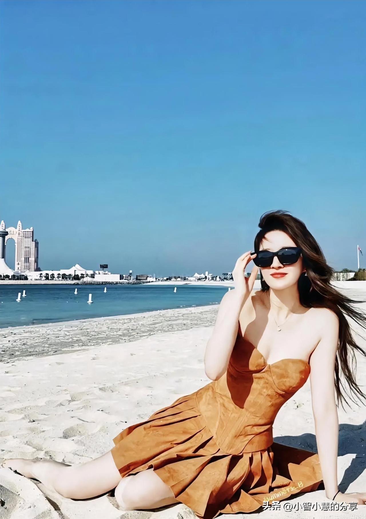 感觉她的美貌被过度吹捧了，这样在海边游玩的休闲照片看起来比较一般，跟普通人没有什