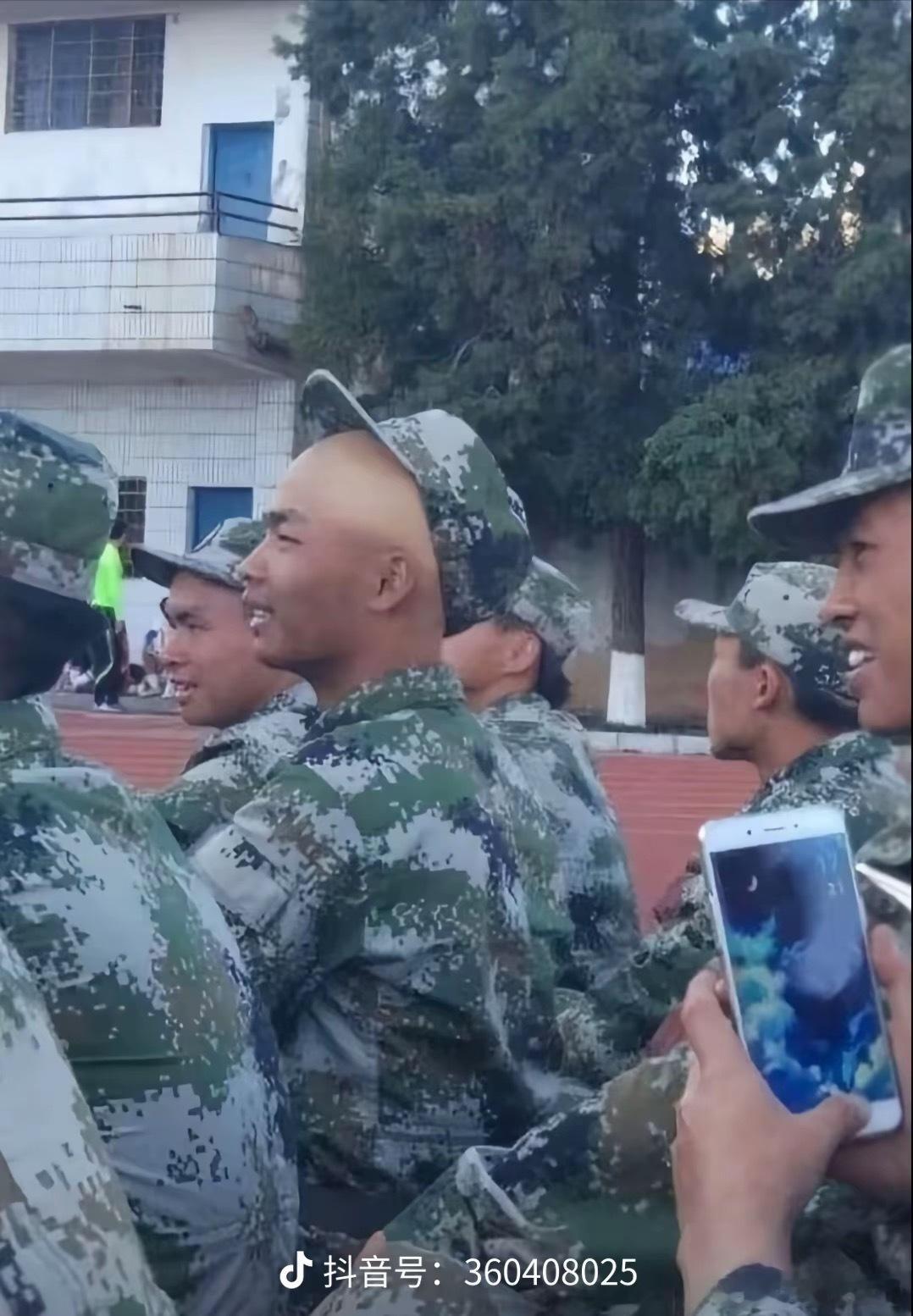 军训一定很辛苦吧[笑cry] ​​​