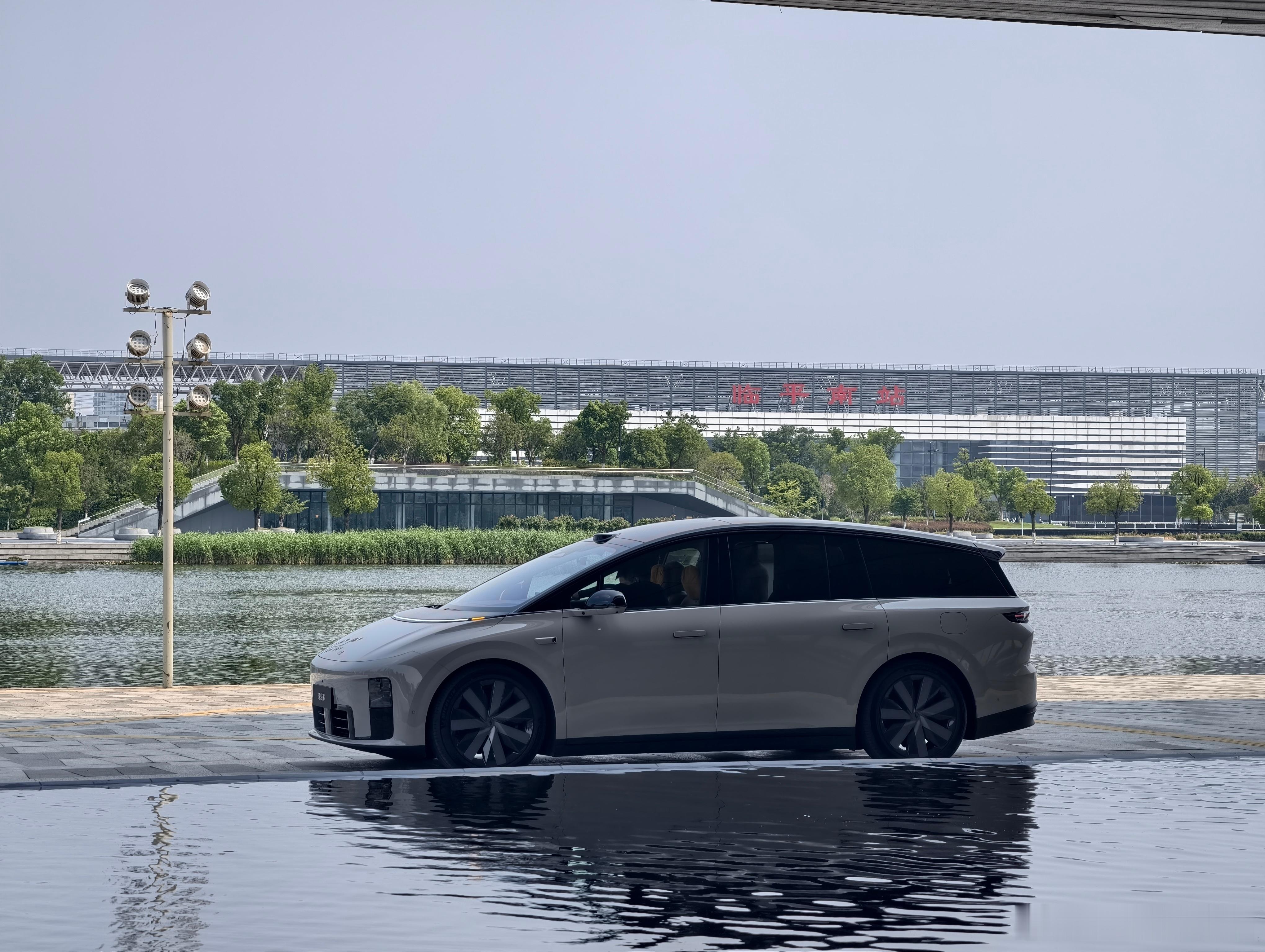 李想称理想i8将统一版本理想 i8  统一版本，看到很多讨论说地平线很受伤。[笑
