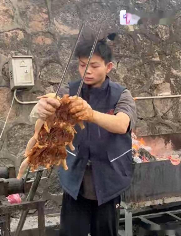 之前火遍全网的励志烤鸡少年，这下彻底陷争议里了。还记得那个14岁辍学、双手满是烫