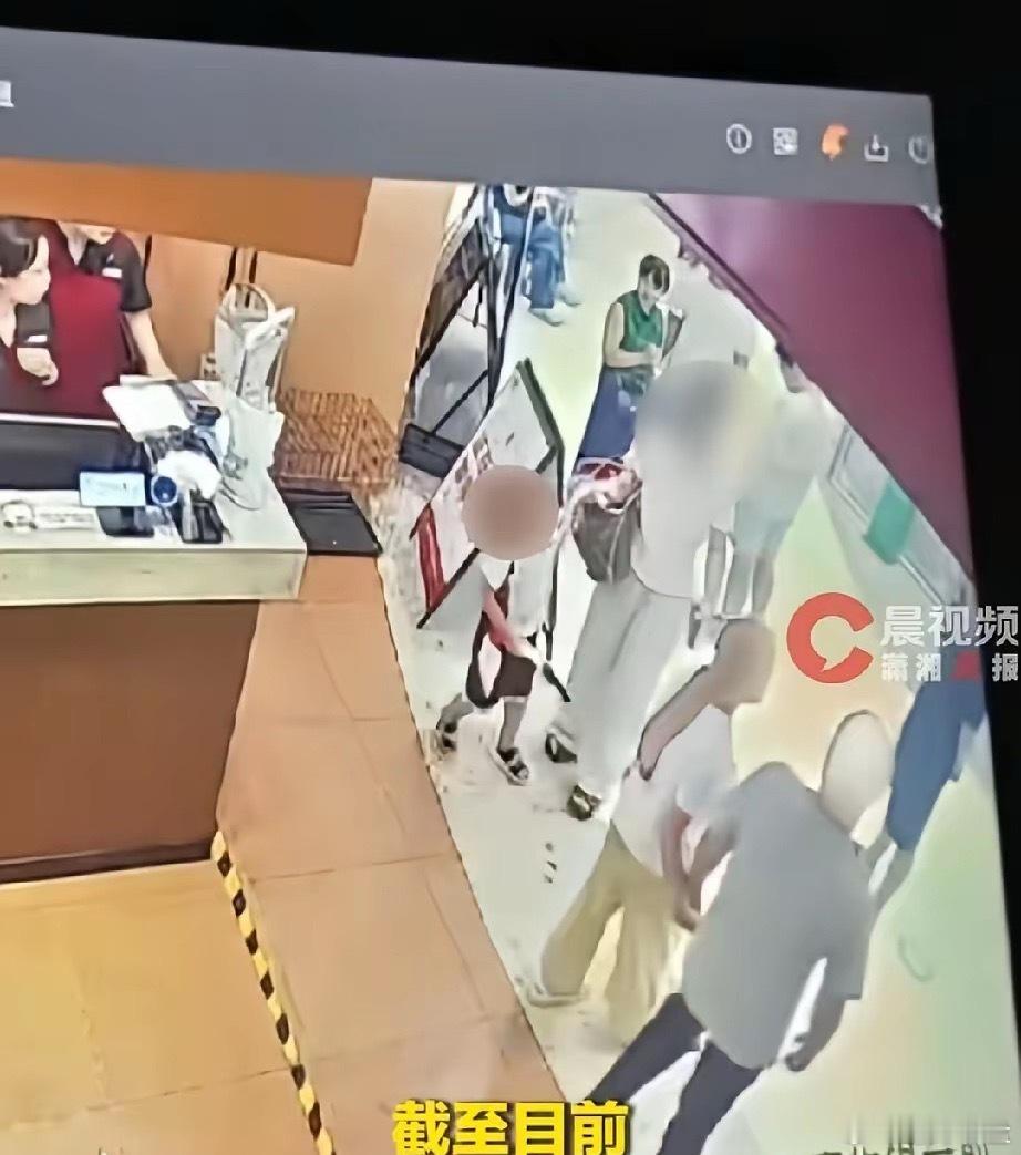 女子说四岁小孩摸她屁股，可是监控里，这个小孩的身高也就到女子的屁股，他手臂放平时