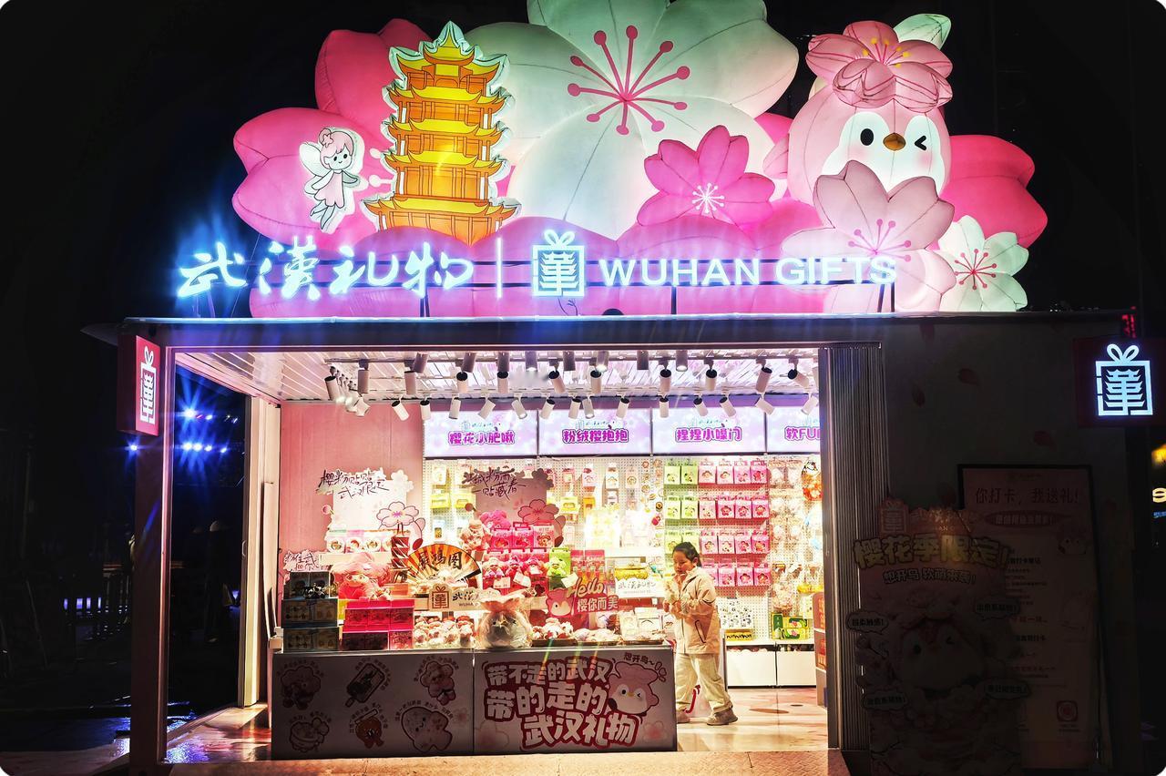 武汉万象城汉堡节之夜
当夜幕给武汉披上神秘衣裳，万象城的灯光亮成温暖诗行。它轻拥