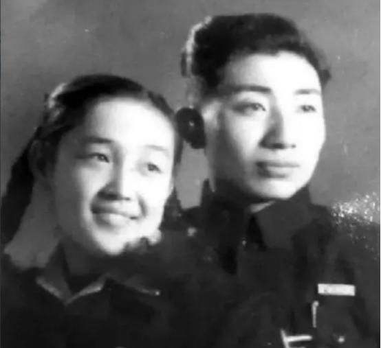 1950年9月，工程兵战士姜士民即将奔赴朝鲜战场。

结婚登记处的钢笔尖在纸上顿