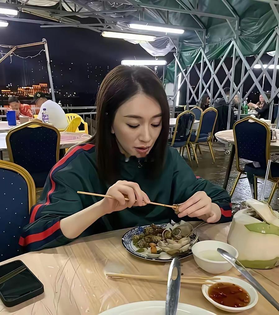 李小冉吃这么多怎么一点都不胖啊？ 