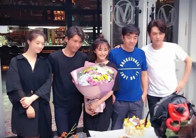 5星同框：我认出了发型拉风、手插着腰的靳东，眉黛轻舒、垂首微笑的蒋欣，肤色略黑、