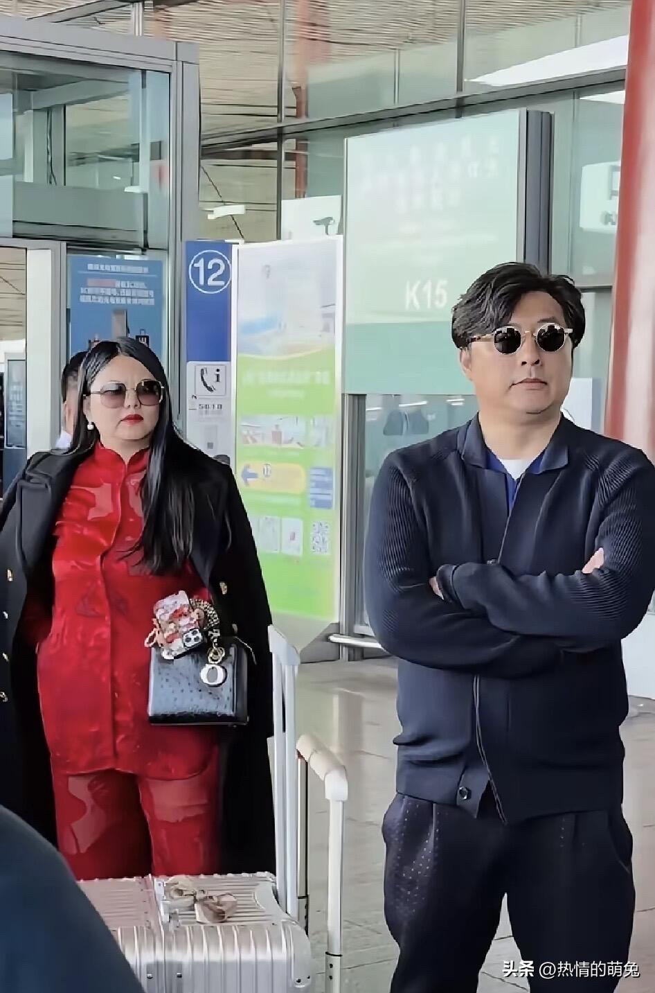 李湘王岳伦机场同框，李湘发福得像座山。
近日李湘和王岳伦给王诗龄过完16岁生日回