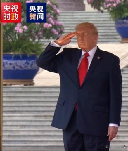 入乡随俗的经典镜头：
敬礼+红领巾！