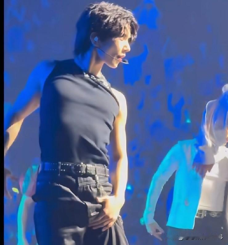 哇塞，这是谁啊？没点开大图时我还以为是言承旭呢，魅力爆棚，着实让人眼前一亮！浑身