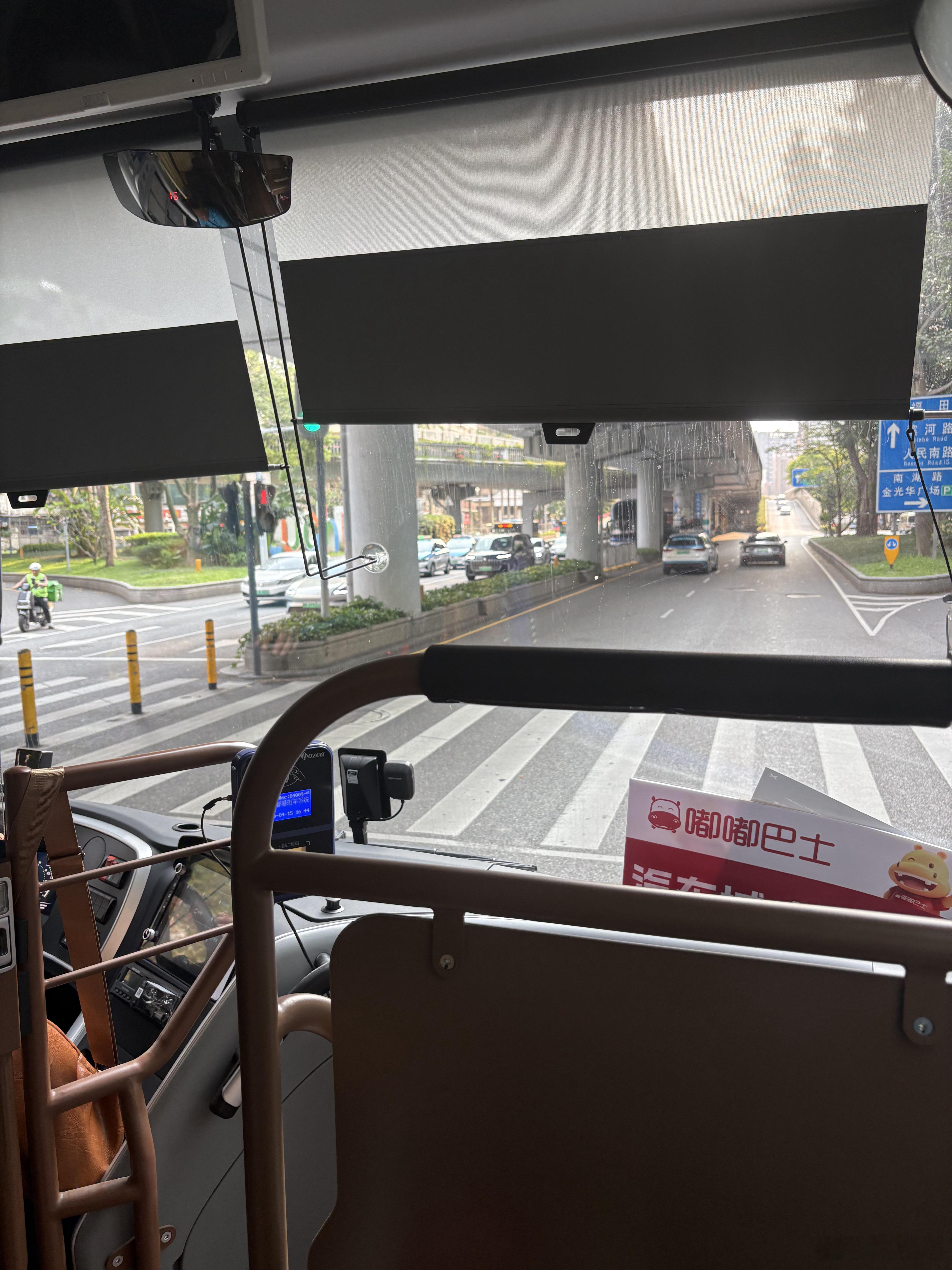 去小鹏GX会场的路上，我找了个大巴车最靠前的位置，现在有种第一人称在开车的感觉。