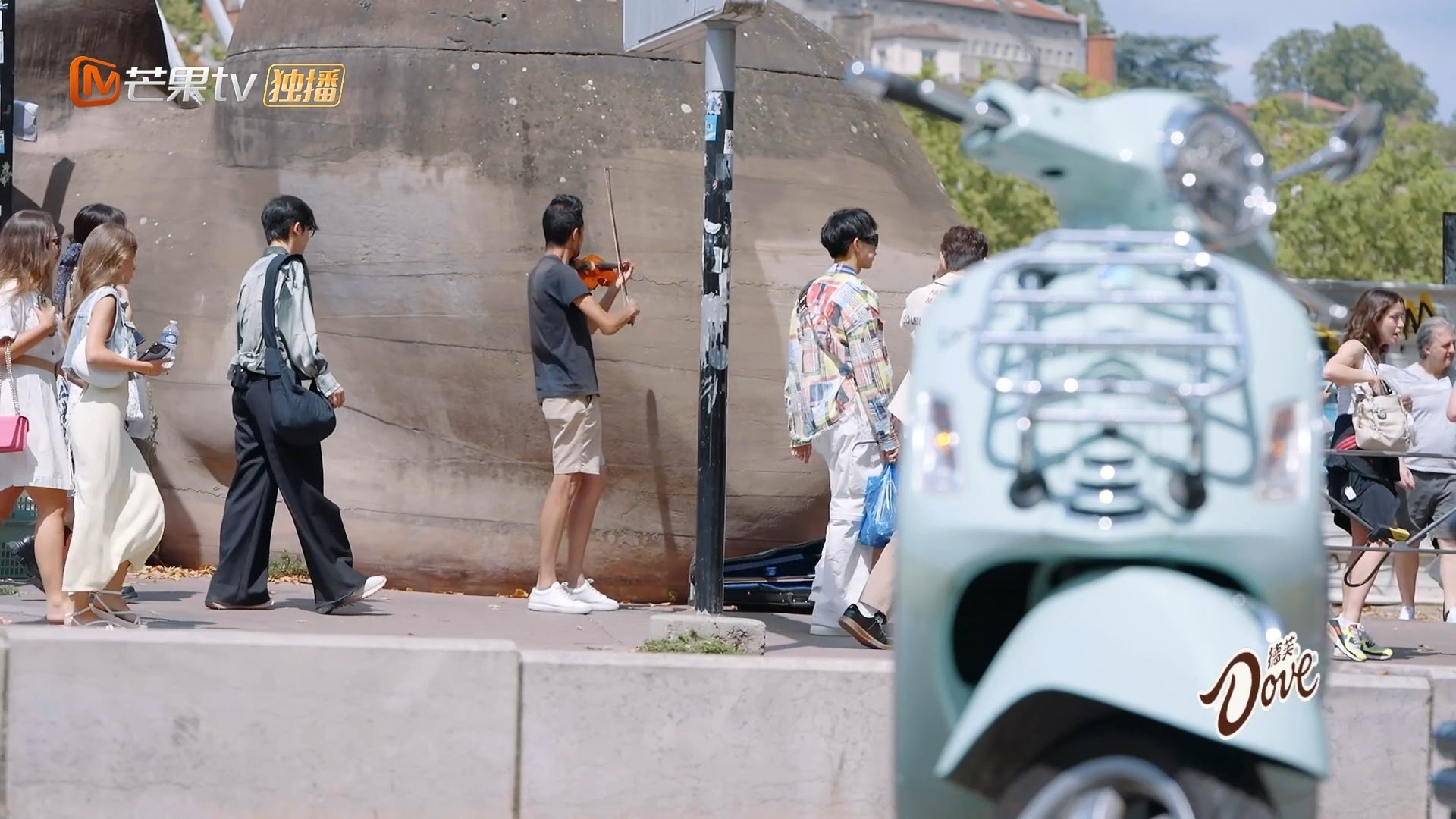 #花少团在法国街头听到青春修炼手册# 咱TFBOYS也是火出国啦！不仅在国内人人