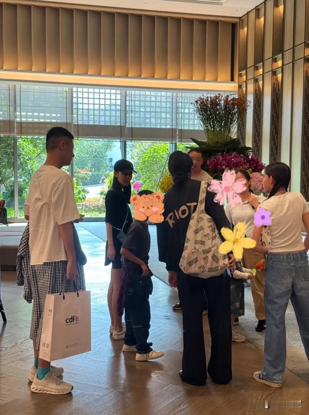 孙莉带着二女儿多妹，现身乌镇捧场黄磊，13岁的多妹，个子好高啊！
孙莉穿着一件黑