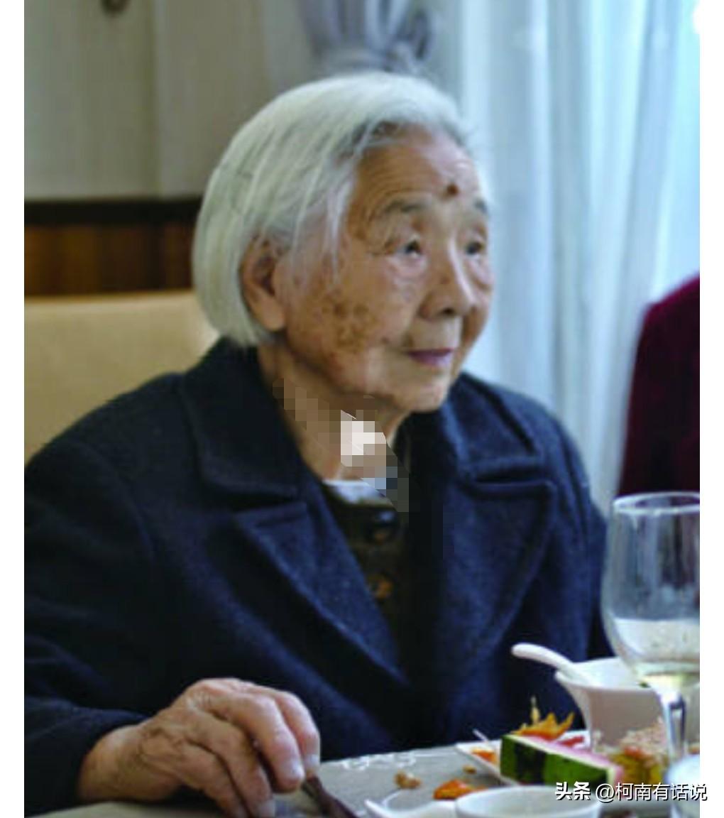 我的天呐，这真的是厉害了，1月15日热搜，101岁奶奶每天熬夜追剧到凌晨2点。