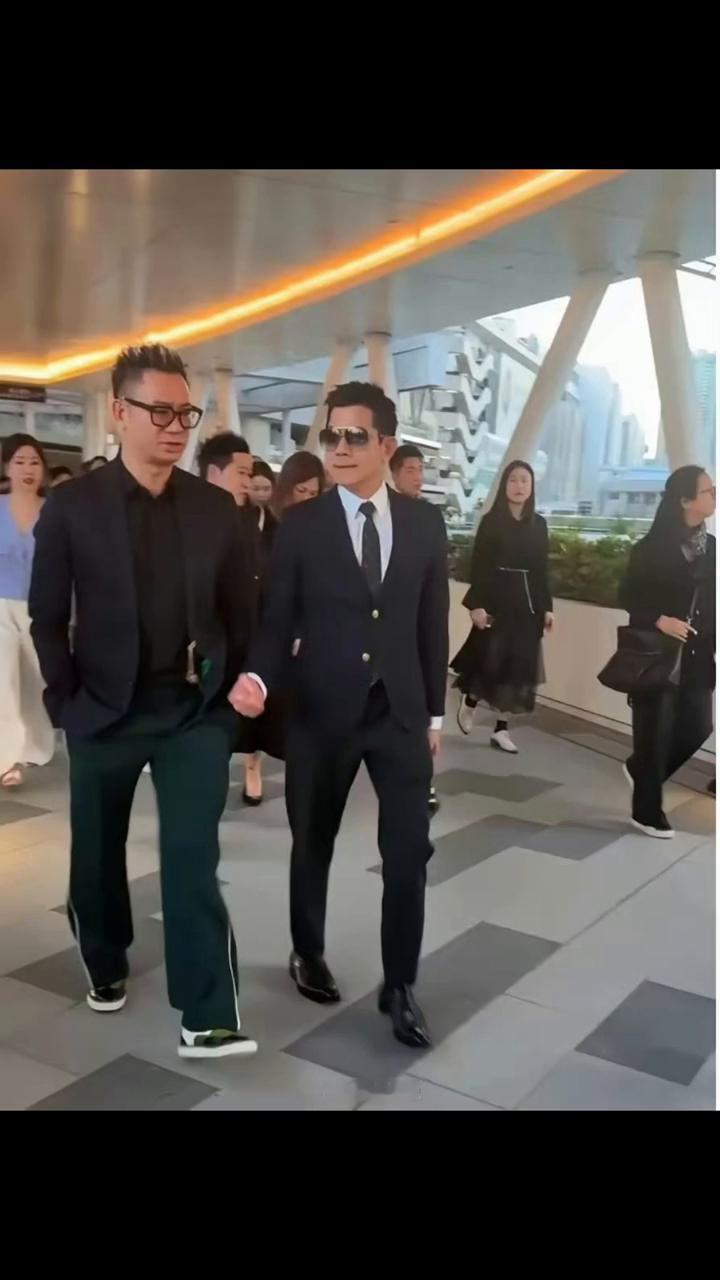 明星最前线。
唐哲同学。