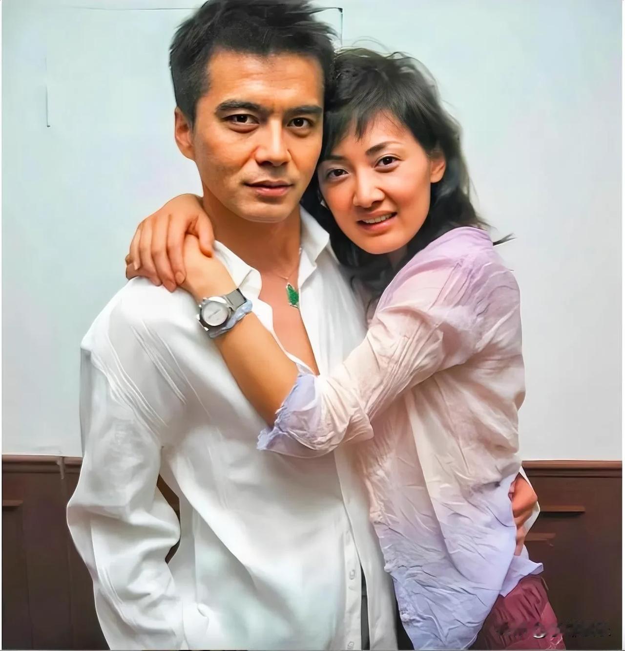 许亚军就是牛！他每次合作的搭档都是大美女，他确实帅的过分，简直就是少妇杀手。这张