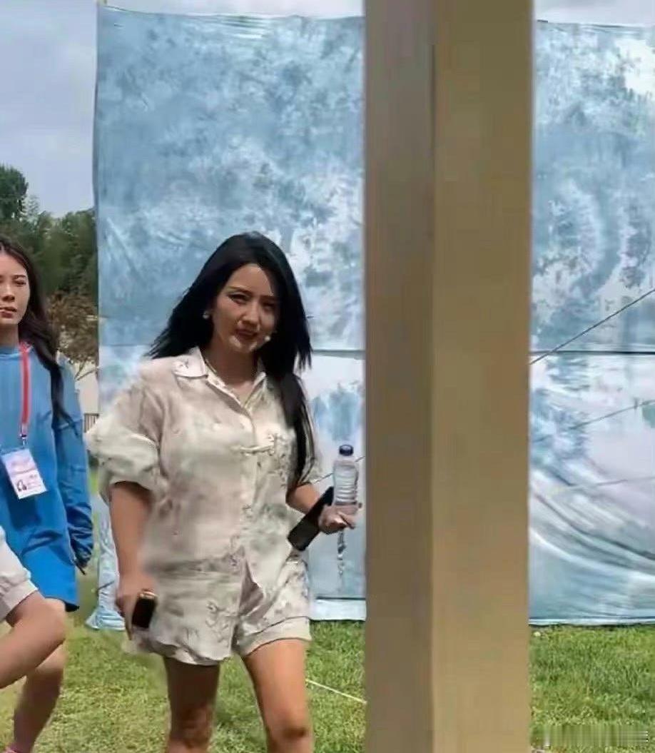 何洁没了美颜滤镜后，看起来真实多了，感觉又胖了些，就像普通人一样 
