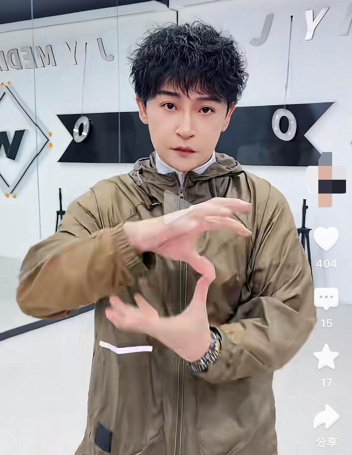 你们能认出来这是曾经的小虎队的成员陈志朋吗？

完全不敢信啊，前几年他还总穿各种