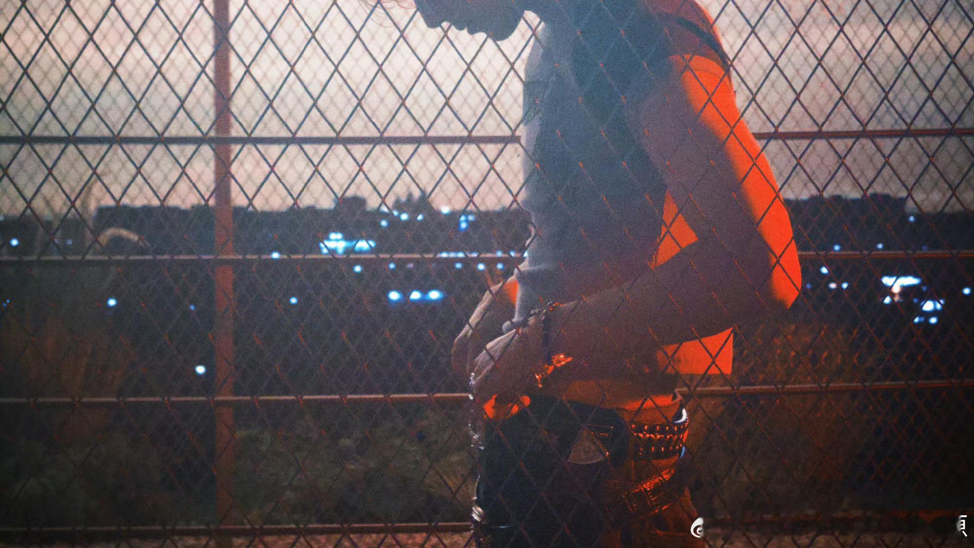 张真源裸背照兑现宠粉承诺的裸背Live图炸屏，黑白光影衬出完美倒三角，背后是三月