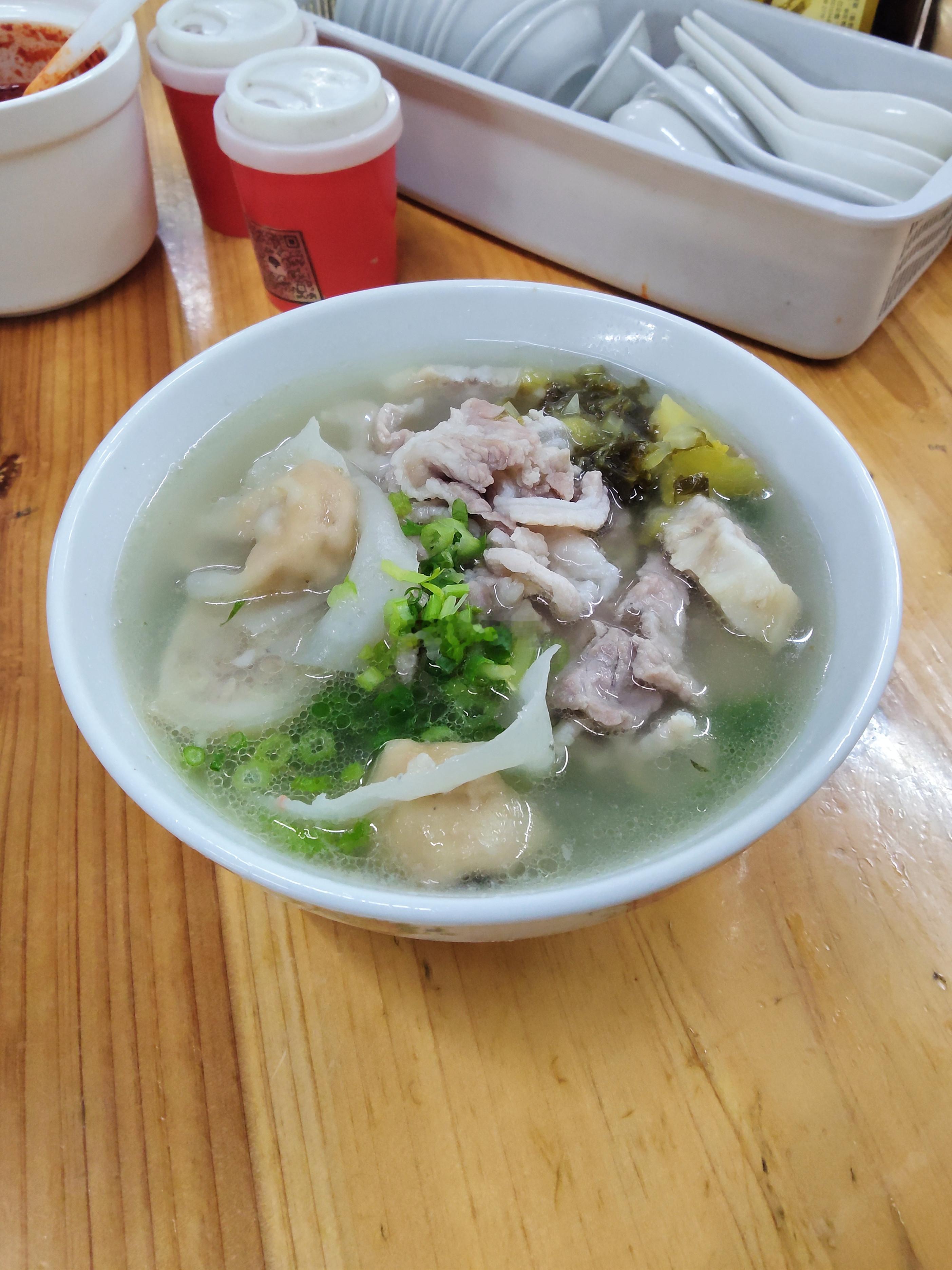 金新路的钟记原汁猪肚，上面踩背按摩几个字格外显眼，每次拍下店面图后都觉得好笑。这