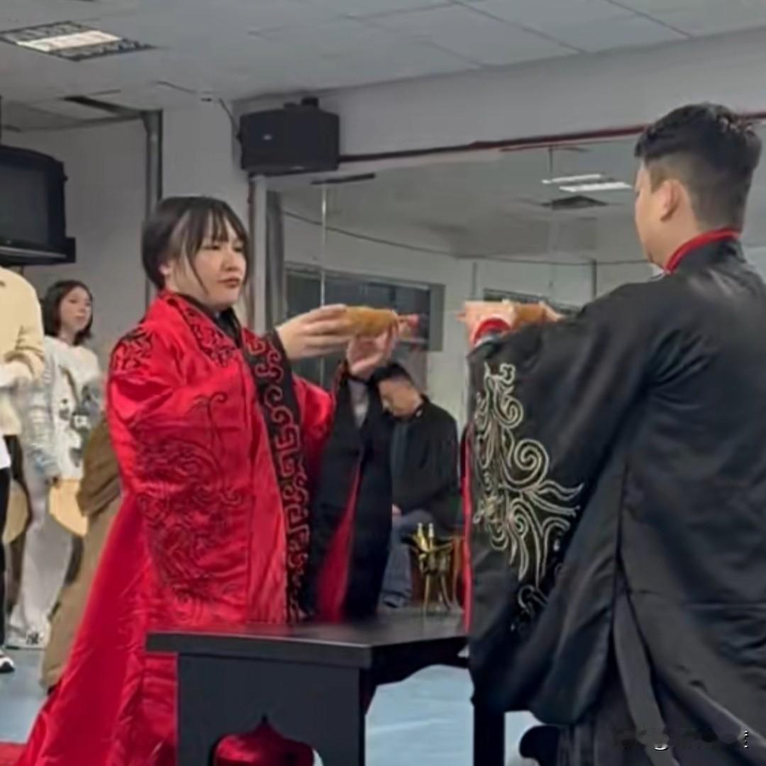 2025年11月29日，刘喜美与曾于2008年汶川地震中救出她的军人梁智斌在长沙