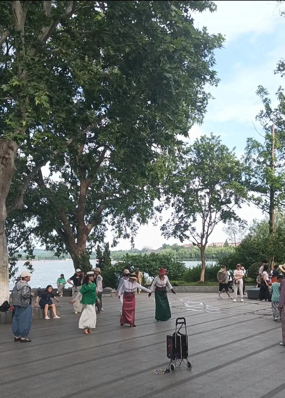 退休以后最聪明的活法，无非是学会善待自己。就像张阿姨，退休金不高但活得亮堂，舍得
