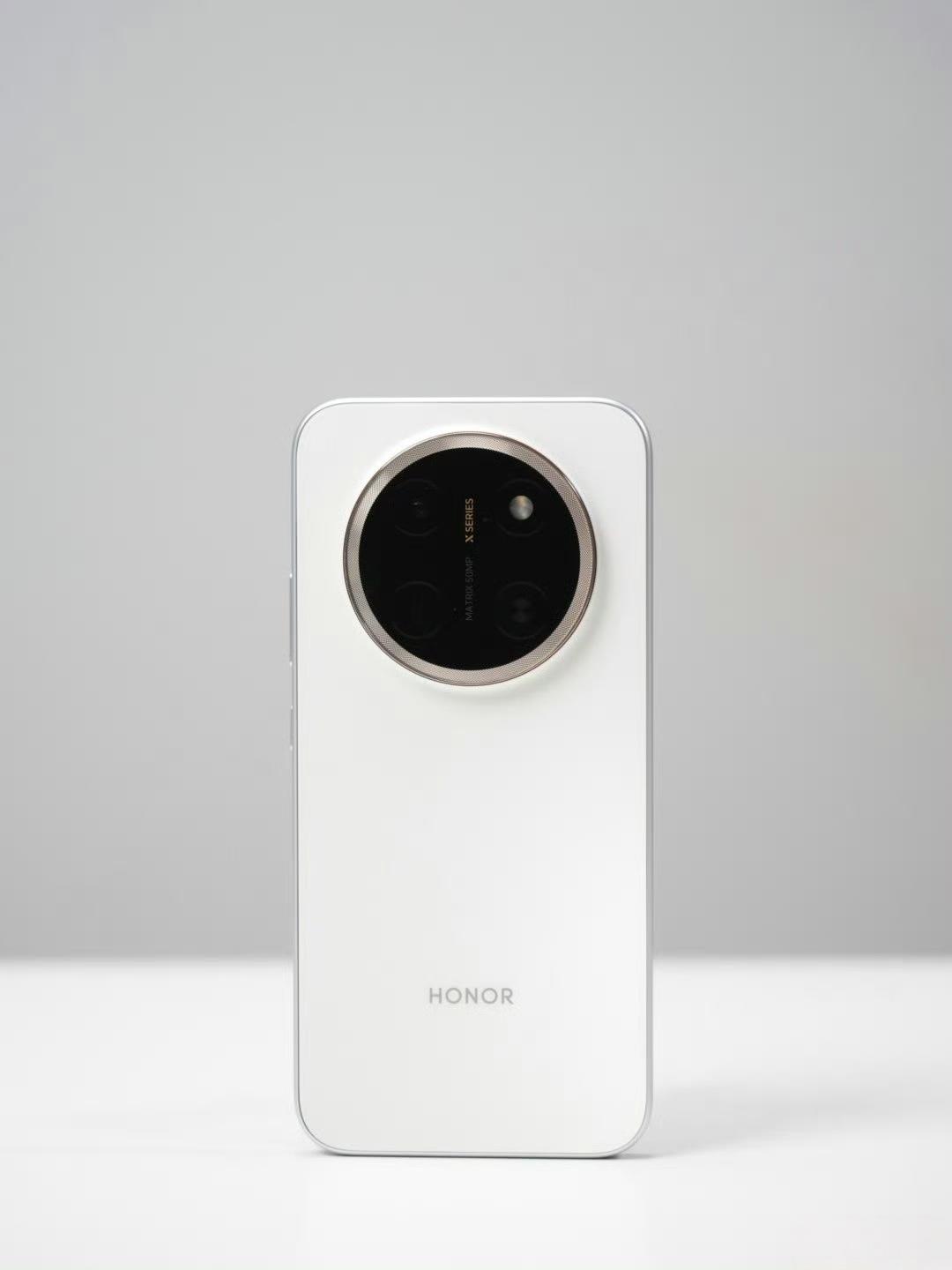 真机上手：荣耀X80Pro Max月影白色款。说三点：
1、有人说跟华为手机很像