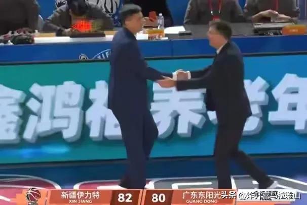 今晚广东男篮客场80-82不敌新疆男篮，一看这三个球员拿到的奖项和本场比赛的表现