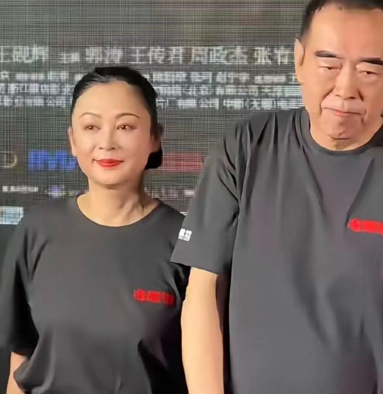 陈凯歌肯定是嫌弃陈红老了！
最近陈凯歌和陈红一起出席活动，但是明显的能看出来，陈