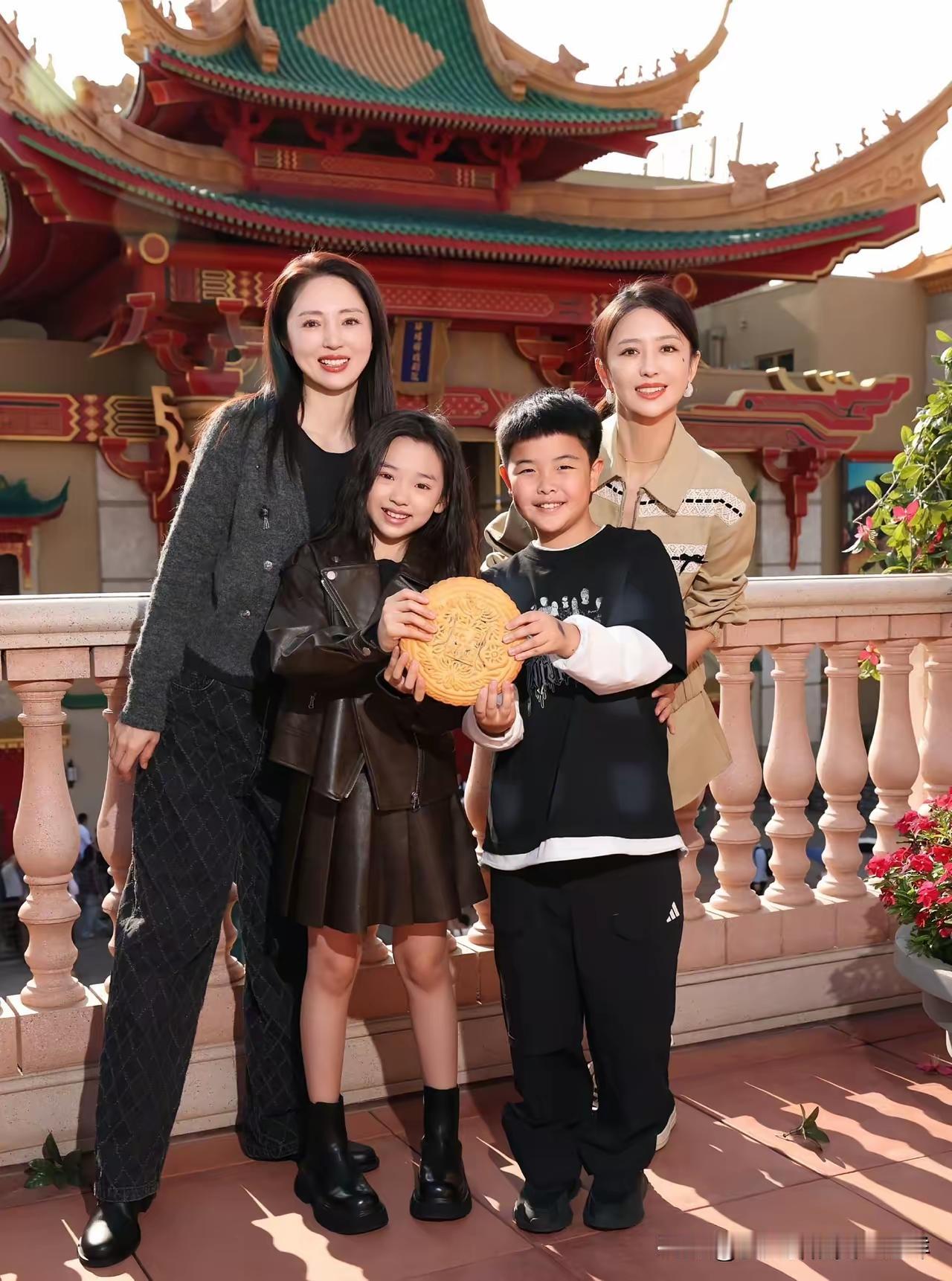 董璇佟丽娅携子中秋同游：友情与陪伴里的双向温暖
 
镜头里，董璇和佟丽娅并肩走在