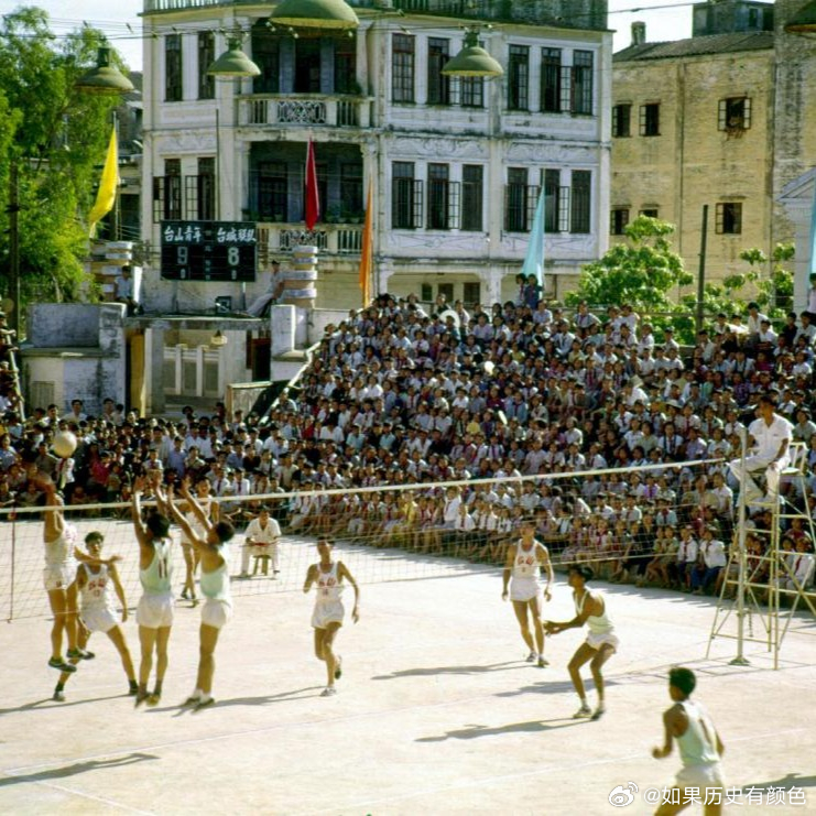 1963年，广东，台城镇第一小学中的排球比赛。摄影 何世尧In 1963, a 