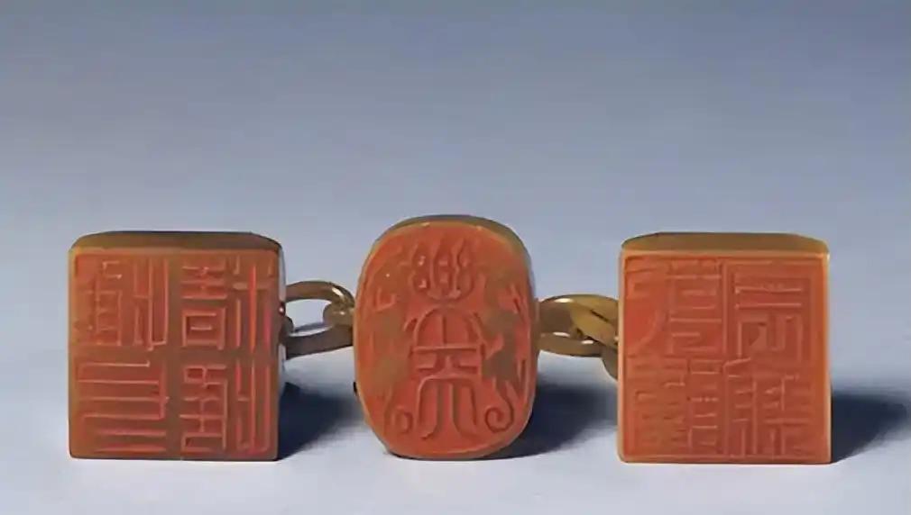1950年，正在接受改造的溥仪听说中国要出兵援助朝鲜，突然找到看守，撕开自己的棉