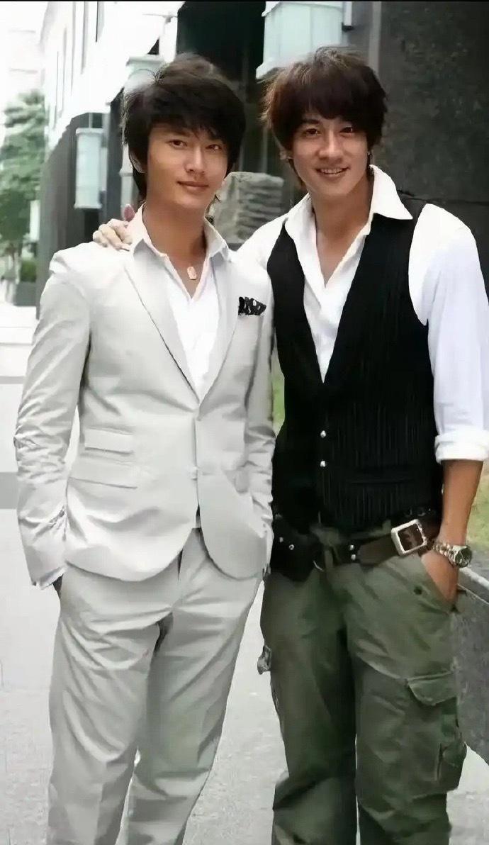 不同时代的两位顶流一哥，何润东黄晓明，真的很想看打破王不见王魔咒的合体。何润东黄